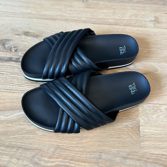 NWOT • Time And Tru • Crossover Slip On Sandal • Black • 8 - Picture 2 of 6